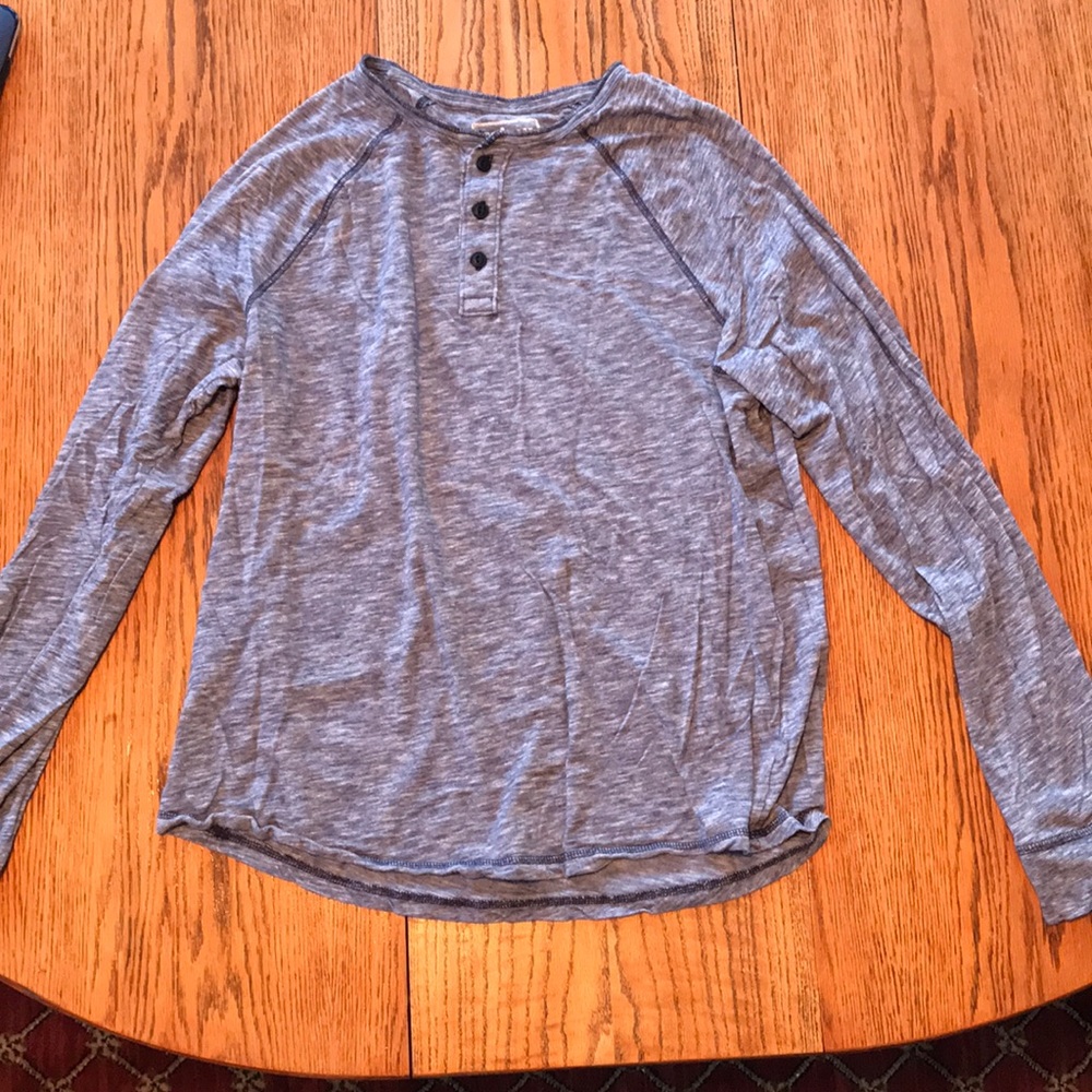 Buttoned collar long sleeve tee